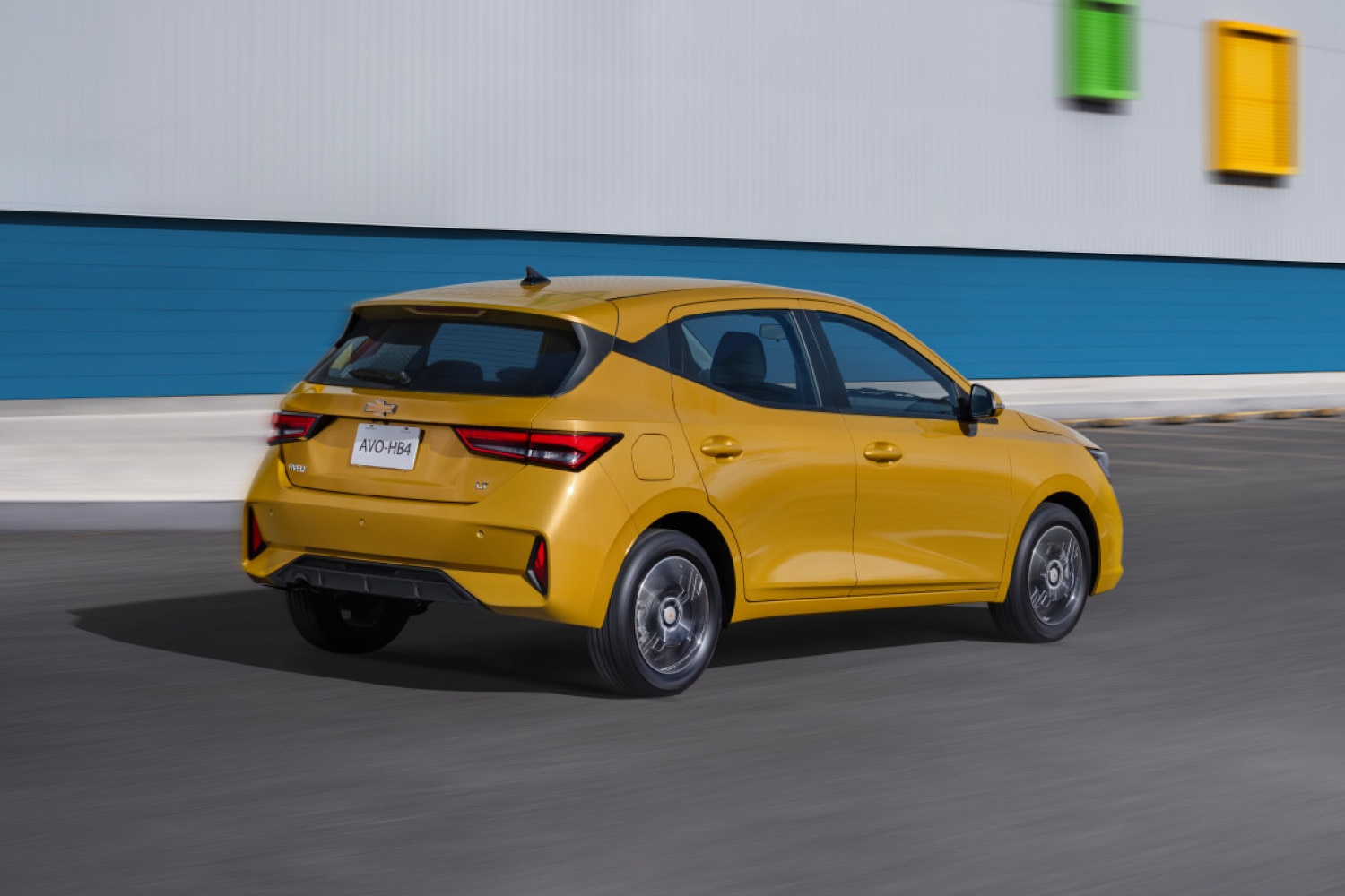 Vista delantera lateral de Chevrolet Aveo HB 2026, con faros de halógeno proyector y LED diurnas con direccional integrada